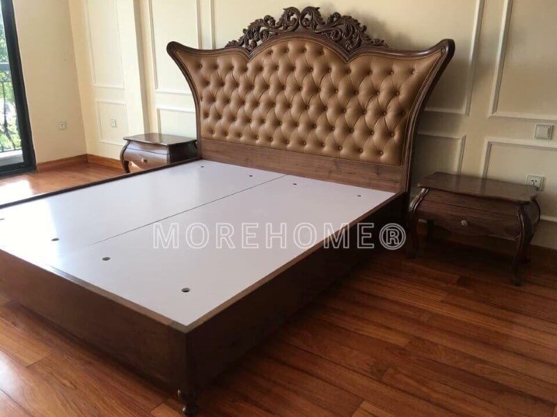 Hình ảnh giường ngủ gỗ óc chó tự nhiên nhập khẩu có chân tinh tế - mẫu giường ngủ được lựa chọn nhiều trong những công trình thi công biệt thự